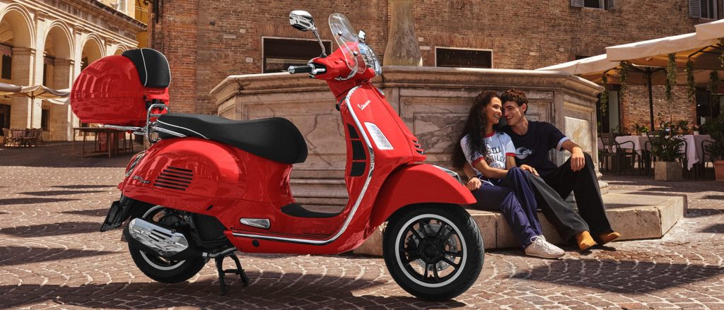 Vespa GTS roja